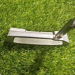 Odyssey White Hot 6 35.5" Putter - Image 2